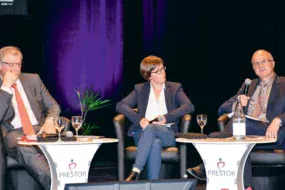 Guillaume Roué, président de Prestor, Béatrice Le Gall, PDG des établissements Rolland et Christophe Bonno, directeur d'Agromousquetaires (Intermarché), participaient à un débat sur la compétitivité des entreprises vendredi dernier à Carhaix.