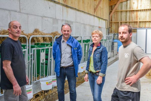 De gauche à droite Daniel Bellego, Michel Gourin, Isabelle et Julien Bellego recevront les visiteurs lors d'une porte ouverte le 23 juin prochain de 10 h à 17 h. À leur droite, Michel Gourin, Traite Système, installateur du matériel de traite.