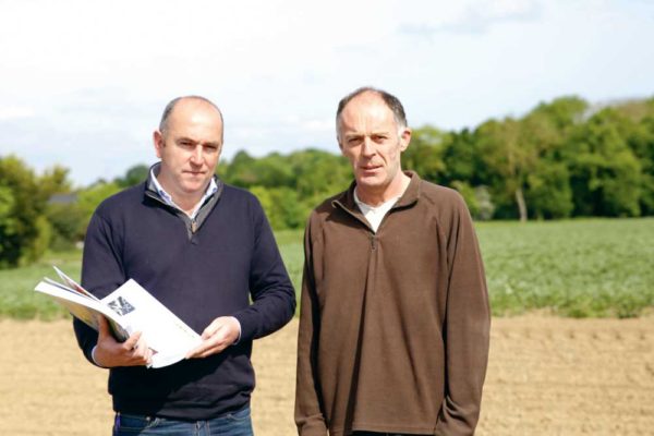 À droite, Gilles Collet, associé du Gaec des Rosiers et à gauche, Daniel Fubert, technicien cultures Triskalia.