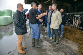 Christophe Mirmand, nouveau préfet de Bretagne (en beige), a visité un élevage laitier, prenant connaissance des difficultés du terrain.
