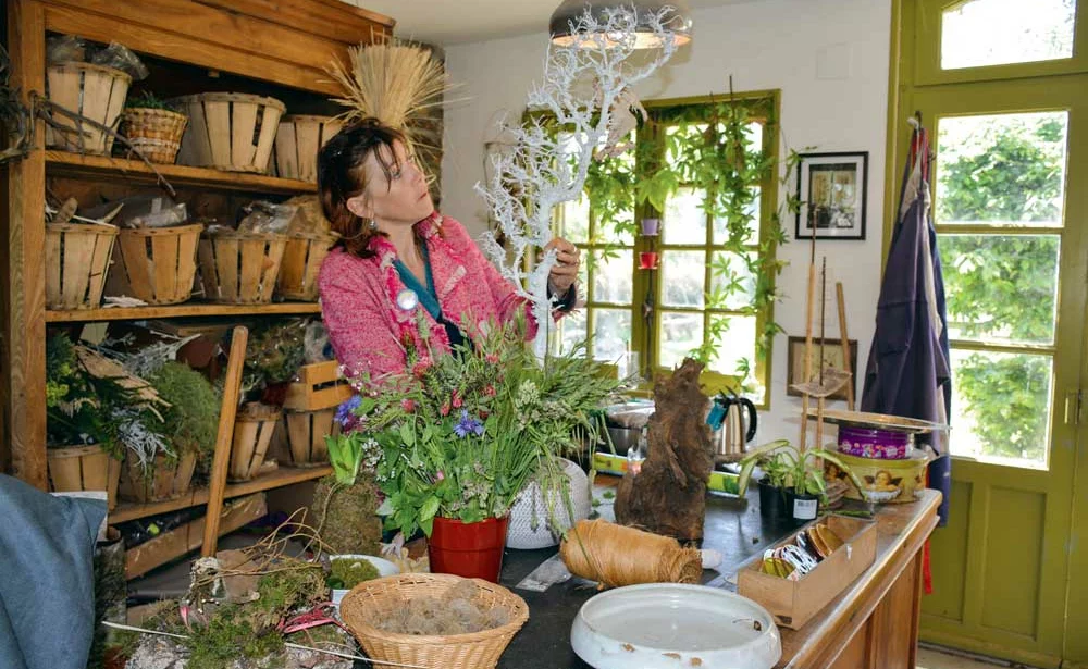 Françoise Martin dans son atelier/boutique « Les Herbes Folles », situé à Saint-Senoux. - Illustration Des bouquets qui laissent parler les végétaux
