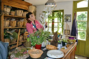 Françoise Martin dans son atelier/boutique « Les Herbes Folles », situé à Saint-Senoux.