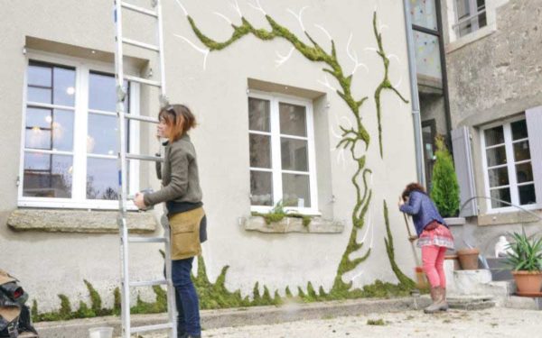 Depuis deux ans, Françoise Martin explore un nouvel art de rue qui vient des Etats-Unis, le Graff végétal.