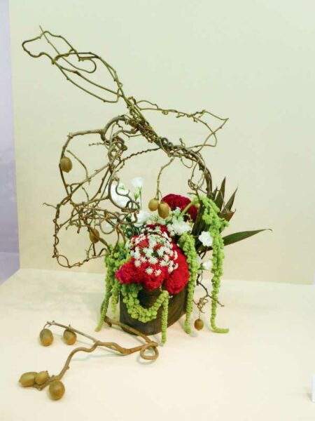 L’ikebana est un art floral japonais qui valorise aussi bien le vase, les tiges, les feuilles et les branches que la fleur elle-même.