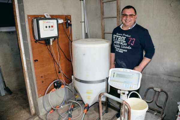 Jean-Nicolas Poirier présente son installation. Le lait est fabriqué, une fois par jour, dans une cuve, à proximité des maternités. La poudre est dissoute dans une eau à 50°C. Un brassage est effectué toutes les demi-heures. La préparation ne prend pas plus de cinq minutes par jour. Le lait est propulsé dans les tuyaux (circuit fermé) par une pompe qui travaille en continu. Le lait résiduel, dans les tuyaux, revient à la cuve. Le circuit est nettoyé une fois par semaine à l'eau et désinfecté à chaque fin de bande. 