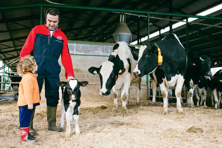 Marc Xifra Sala, éleveur laitier catalan avec son fils (futur éleveur?). - Illustration Produire du lait en Espagne