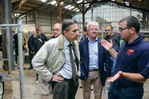 Sébastien Louzaouen (à droite), a fait part de ses préoccupations au sous-préfet de Brest, Ivan Bouchier.