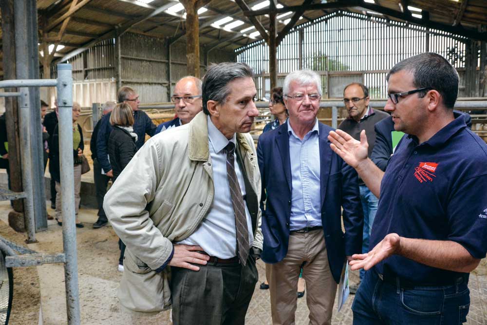 Sébastien Louzaouen (à droite), a fait part de ses préoccupations au sous-préfet de Brest, Ivan Bouchier. - Illustration « Pourquoi autant de délais sur les dossiers ? »