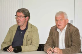 Paul Anselin, président fondateur de l’association Yvel-Hyvet et André Piquet, à droite, président du syndicat mixte du Grand Bassin de l’Oust, invitent les agriculteurs à participer à la journée bilan du 24 juin.