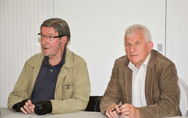 Paul Anselin, président fondateur de l’association Yvel-Hyvet et André Piquet, à droite, président du syndicat mixte du Grand Bassin de l’Oust, invitent les agriculteurs à participer à la journée bilan du 24 juin. 