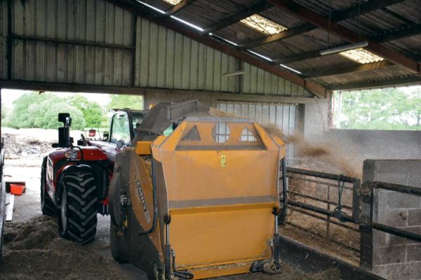 La pailleuse rend le travail moins pénible autour des bovins.