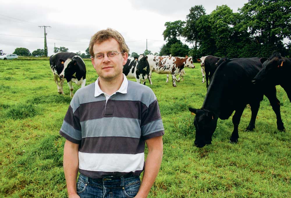 Fin mai, Mickaël Lucia a fauché 20 ha. L’objectif était surtout de mettre les parcelles propres, pour augmenter l’appétence de l’herbe et faciliter la gestion du pâturage d’été. - Illustration « Pâturer plutôt que faucher »