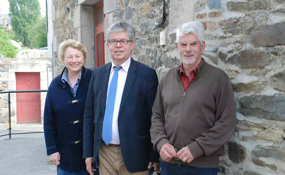 Anne-Françoise Trébéden, Yves Avril et Pierre Tanguy, bénévoles. - Illustration Des journées d’écoute ouvertes à tous