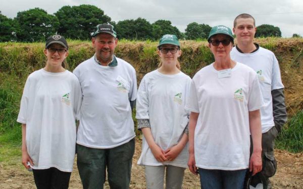 L’élevage laitier, une passion familiale chez les De Jongh : Trijntje, Willen, Nelly, Stasja et Reiner.