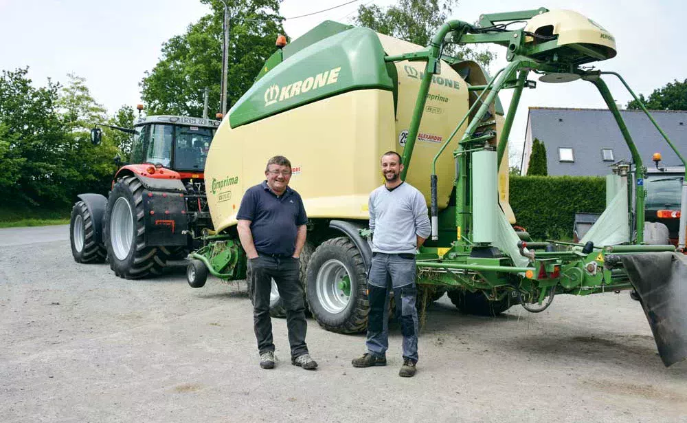 « Plus de 3 000 bottes sont réalisées chaque année avec le combiné », chiffrent Jean-François Cordon, président de la Cuma de Saint-Glen, et Jean-François Glatre, salarié. - Illustration La presse-enrubanneuse offre plus de souplesse