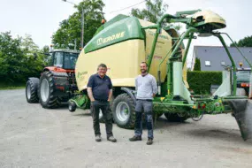 « Plus de 3 000 bottes sont réalisées chaque année avec le combiné », chiffrent Jean-François Cordon, président de la Cuma de Saint-Glen, et Jean-François Glatre, salarié.