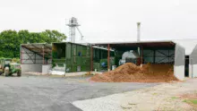 La chaudière bois de 900 kw sèche du fourrage, du maïs grain, des céréales de l’exploitation ou d’ailleurs en prestation. Il est aussi possible de sécher d’autres matières dans le séchoir. Le bâtiment de 1000 m2 situé à l’arrière sert au stockage du fourrage et autres matières après séchage.