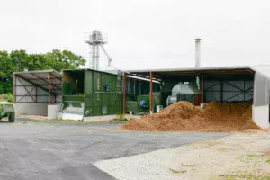 La chaudière bois de 900 kw sèche du fourrage, du maïs grain, des céréales de l’exploitation ou d’ailleurs en prestation. Il est aussi possible de sécher d’autres matières dans le séchoir. Le bâtiment de 1000 m2 situé à l’arrière sert au stockage du fourrage et autres matières après séchage.