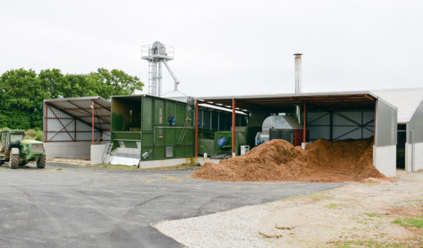 La chaudière bois de 900 kw sèche du fourrage, du maïs grain, des céréales de l’exploitation ou d’ailleurs en prestation. Il est aussi possible de sécher d’autres matières dans le séchoir. Le bâtiment de 1000 m2 situé à l’arrière sert au stockage du fourrage et autres matières après séchage.