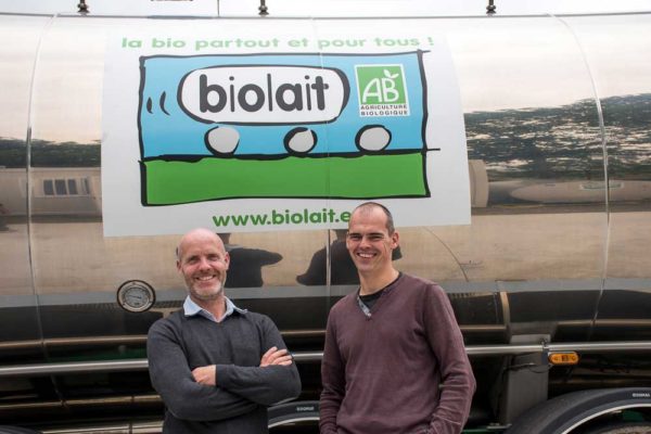 Erwan Leroux, producteur de lait à Rosnoën (29) et Ludovic Billard, installé à Laurenan (22), respectivement administrateur et trésorier de la coopérative Biolait.