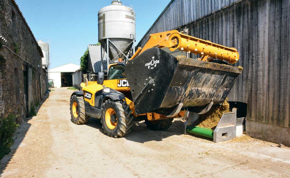 telescopique-jcb-distribution-aliment - Illustration Un godet volumineux pour une distribution rapide