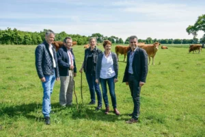 Yves-Marie Beaudet, vice-président d’Agriculteurs de Bretagne ; Didier, Josiane et Adeline Yon, éleveurs de Limousines ; Gilles Bars, membre du conseil d’administration d’Agriculteurs de Bretagne.