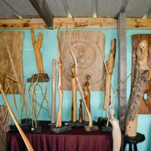 Les bâtons de pèlerin et autres sculptures sont exposées dans une salle située au milieu du jardin de l’artiste.