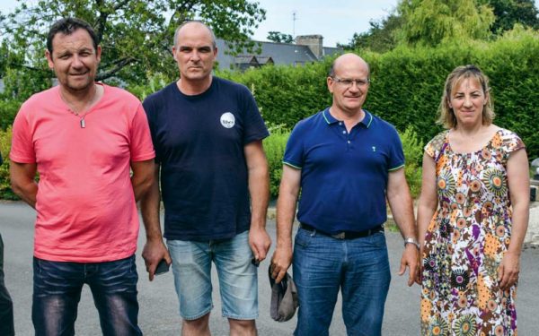 De droite à gauche : Marie-André Le Luherne, Jean-Marie Meunier, Frank Guéhennec et François Valy, de la FDSEA, sur l’exploitation du Gaec Jarno à Ploërmel.