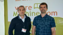 Jean-Michel Lamothe, concepter de votremachine.com et Sébastien Bellec, agriculteur à Peuton (53), référent pour ce nouveau concept dans le Grand Ouest.