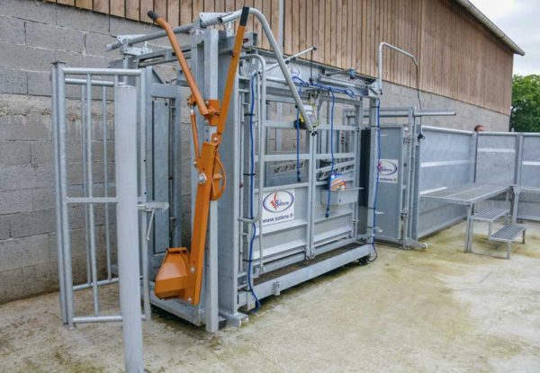 L’installation extérieure de contention comprend  des parcs de tri, ainsi qu’un couloir et une cage  de contention réglables en largeur.