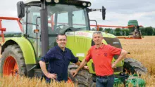 Lors des Innov'actions, une démonstration de semis, à la volée, de couverts avant moisson a été réalisée sur une parcelle d'Alain Tiengou, à Trédias (22). Sur la photo : Guy Corbel (à droite) et Yves-Marie Devrand, fabricant du semoir.