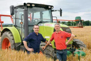 Lors des Innov'actions, une démonstration de semis, à la volée, de couverts avant moisson a été réalisée sur une parcelle d'Alain Tiengou, à Trédias (22). Sur la photo : Guy Corbel (à droite) et Yves-Marie Devrand, fabricant du semoir.