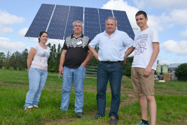 Anaïs Robin, salariée de l’exploitation ; Didier Houeix et Yannick Rolland, associés du Gaec, avec Antonin Brassenx, stagiaire.