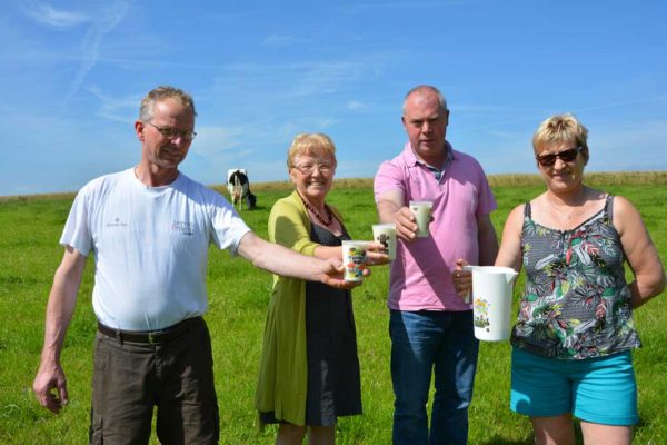 Jaap Zuurbier, Josiane Quéré, Claude Corcuff et Christine Corvest serviront le lait d’agriculteurs bretons le matin du festival au camping.