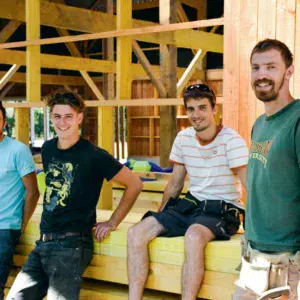 Jonathan, Vincent et Simon travaillent bénévolement chez Yoann Huon (à gauche) sur un chantier de construction de hangar.