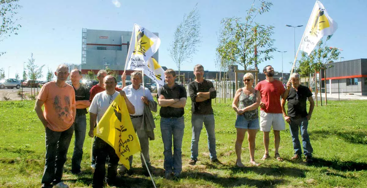 Alors que la FNSEA s’en prend à la laiterie Lactalis à Laval, la Confédération paysanne a manifesté symboliquement devant la nouvelle usine Synutra à Carhaix (29). - Illustration Surproduction laitière : les éleveurs pris en tenaille