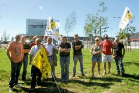 Alors que la FNSEA s’en prend à la laiterie Lactalis à Laval, la Confédération paysanne a manifesté symboliquement devant la nouvelle usine Synutra à Carhaix (29).
