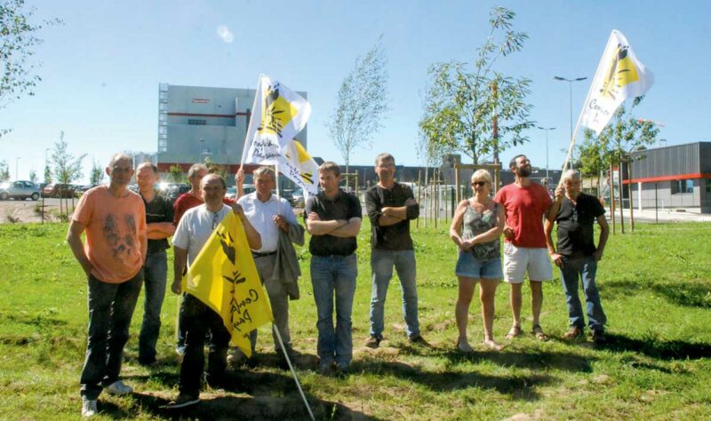 Alors que la FNSEA s’en prend à la laiterie Lactalis à Laval, la Confédération paysanne a manifesté symboliquement devant la nouvelle usine Synutra à Carhaix (29).