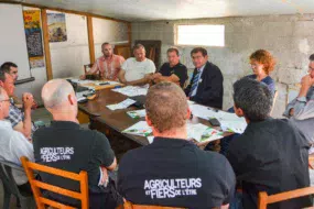 Le sous-préfet a longuement écouté les agriculteurs finistériens.