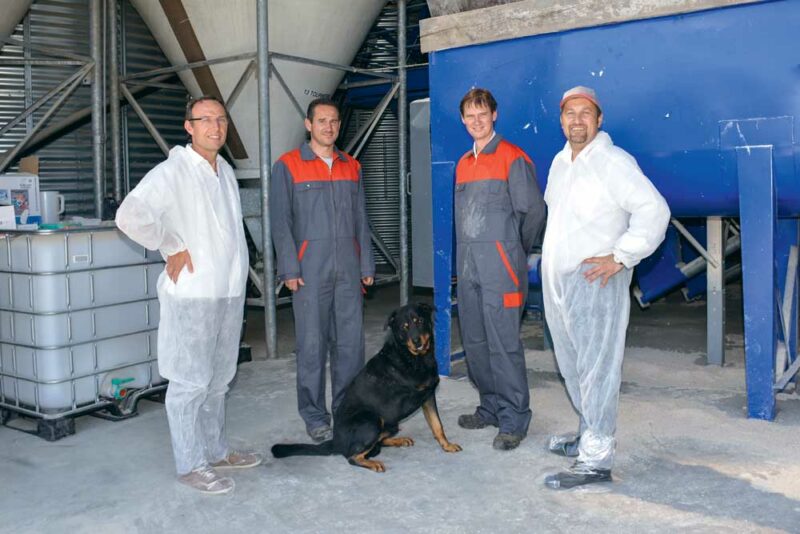 De gauche à droite : Frédéric Esvan (Esvan matériel Quimperlé), installateur de la fabrique, Stéphane et Frédéric Le Montagner et Alois Gimplinger, directeur commercial Schauer France, devant la nouvelle installation qui permet de stocker 500 tonnes de céréales. Les silos couloirs ont une capacité de stockage de 1 000 tonnes de maïs.  
