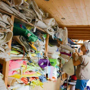 Malgré le manque de place, la créatrice est toujours à la recherche de nouvelles voiles pour enrichir son stock et nourrir ses créations.