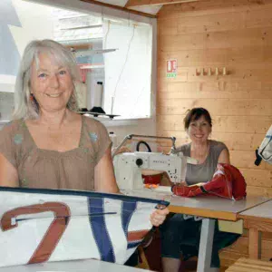 Anne Drouin Lebreton et Mélinda Chenu, salariée dans l’atelier de Saint-Jacut-de-la-Mer.