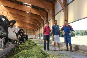 Patrick et Alex Guillemoto accompagnés de Fabrice Bernard, de Cultivert : « Une bonne ventilation est nécessaire pour éviter tout dérapage sanitaire ».