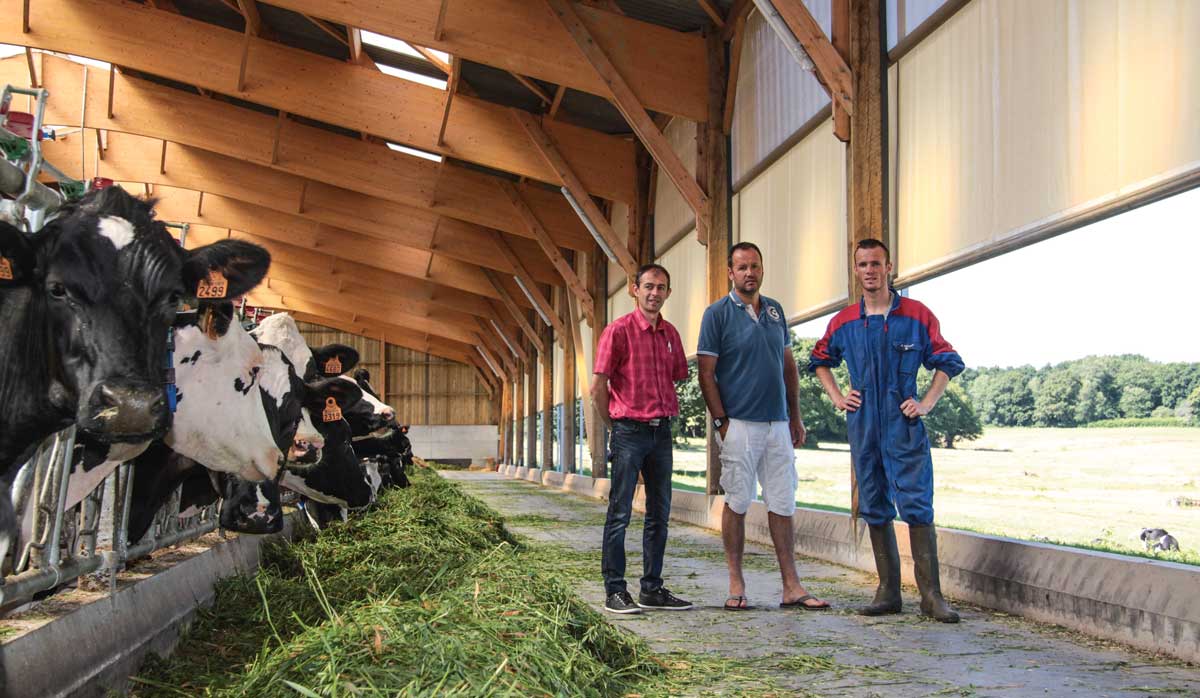 Patrick et Alex Guillemoto accompagnés de Fabrice Bernard, de Cultivert : « Une bonne ventilation est nécessaire pour éviter tout dérapage sanitaire ». - Illustration Fermetures brise-vent pour bâtiment high-tech