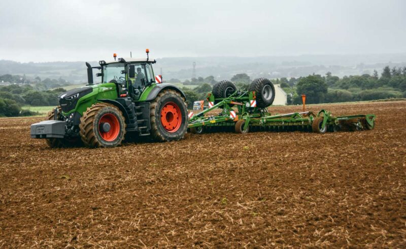 Pour optimiser la traction, la pression des pneus s’ajuste depuis la cabine. Lors de la démonstration, les roues avant ont été gonflées à 1,1 bar, celles de l’arrière à 0,9 bar.