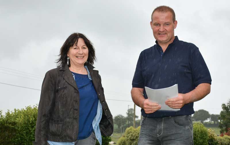 Anne Prigent, responsable technique environnement à BCEL Ouest, et Denis Merien, producteur laitier à Bourg-Blanc (29).