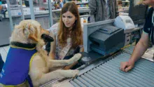 À la caisse du supermarché, Havane se charge d’effectuer la transaction pour sa référente Kristyna.