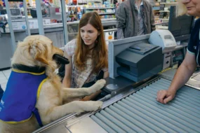 À la caisse du supermarché, Havane se charge d’effectuer la transaction pour sa référente Kristyna.