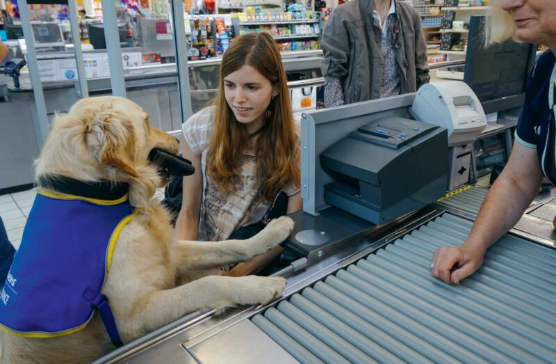 À la caisse du supermarché, Havane se charge d’effectuer la transaction pour sa référente Kristyna.