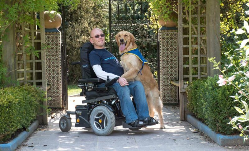 Amaury Daugan, installé à la Chapelle-des-Fougeretz (35), a reçu son premier chien d’assistance en 2003. Il y a deux mois, l’association lui a confié Jingle, son nouveau compagnon de route vers l’autonomie. « Dans mon environnement citadin, il a fallu rapidement lui faire comprendre le trafic routier, la traversée des rues… »